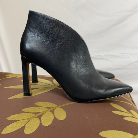 Vince Camuto Sestrind Bootie Size 8 